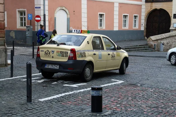 Nagyszeben Románia 2018 Taxi Von Brukenthal Utcán Nagyszeben Ben Tipikus — Stock Fotó