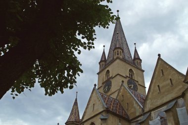 Romanya 'nın Sibiu kentindeki Saint Mary katedralinin çan kulesi.