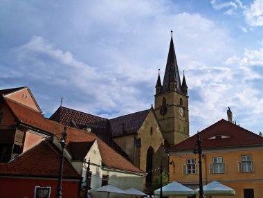 Aydınlıktan Gelen Birleşik Metodist Kilisesi, Saint Mary Lutheran Katedrali 'nin çan kulesi ve Sibiu' daki yalanlar köprüsü..