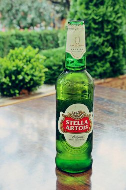 Sighisoara / Romanya; 06 / 30 / 2018. Stella Artois, bir restoranda servis edilen Belçika birası..