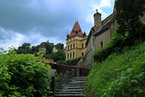 Eine Alte Kopfsteinpflasterstraße Sighisoara Rumänien Bewölkt Und Regnerisch Sommertag Mit — Stockfoto