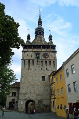 Sighisoara / Romanya; 06 / 30 / 2018. Sighisoara Saat Kulesi, aynı zamanda Konsey Kulesi olarak da bilinir, çünkü 14. ve 16. yüzyıllar arasında böyle çalışmıştır..