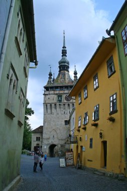 Sighisoara / Romanya; 06 / 30 / 2018. Sighisoara Saat Kulesi, Konsey Kulesi ve Vlad Dracul 'un ev restoranı olarak da bilinir..