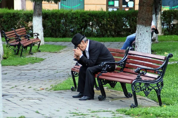 Sighisoara Romania 2018 Elderly Man Lighting Cigarrette Hermann Oberth Square — Stock Photo, Image
