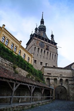 Romanya 'daki Sighisoara saat kulesi. Konsey kulesi olarak da bilinen eski kule kalenin girişini korudu..
