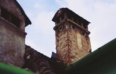 Romanya 'nın Sighisoara kentinin çatısında eski bir baca. İs lekeli çatıdaki baca aşağıdan görünüyor..