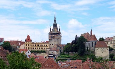 Sighisoara Saat Kulesi, Romanya 'nın Sighisoara kentindeki Manastır Kilisesi olarak da bilinir. Şehrin en temsili iki binasının panoramik manzarası eski kalede..