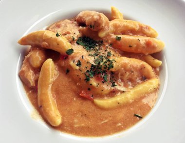 Romanya 'nın Sighisoara kentinde köfteli tavuk kebabı. Geleneksel Asya ve Doğu Avrupa mutfaklarını karıştıran bir erzak tabağı..