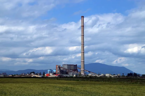 Obiekty Przemysłowe Pobliżu Miasta Brasov Rumunia Duży Komin Przemysłowy Wyróżnia — Zdjęcie stockowe