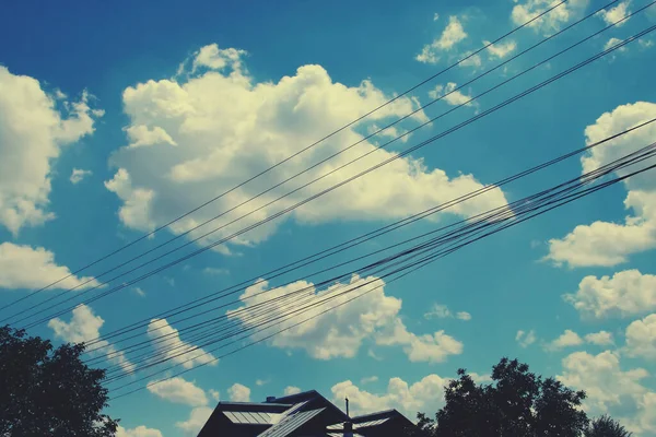 Високовольтні Кабелі Блакитному Небі Хмарами Кабелі Електропровідності Дорозі Півдні Румунії — стокове фото