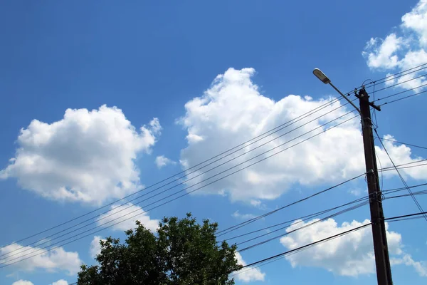 Електричний Стовп Високовольтні Кабелі Електричні Лінії Полюси Дорозі Румунії Блакитному — стокове фото