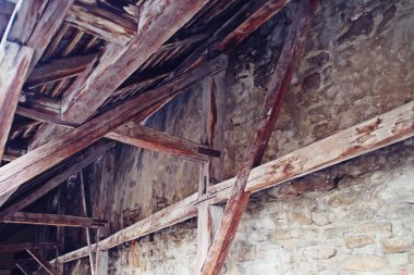 Romanya 'daki Sighisoara duvarının iç yapısını oluşturan rostat ahşap kirişler ve direkler. Sighisoara Kalesi 'nin eski duvarının bir parçası olan ortaçağdan kalma kaba bir yapı..