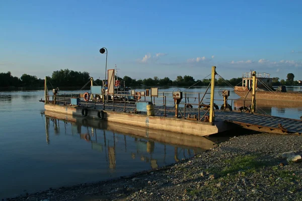 Dos Viejas Barcazas Orilla Del Río Danubio Delta Del Danubio —  Fotos de Stock