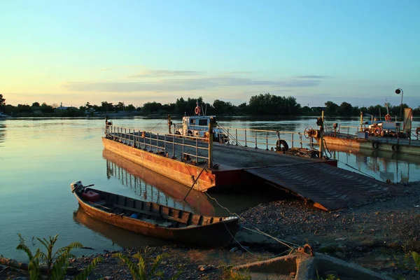 Dos Viejas Barcazas Orilla Del Río Danubio Delta Del Danubio —  Fotos de Stock