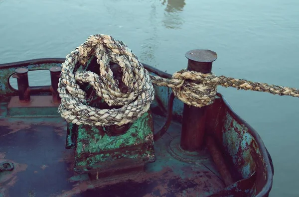 Une Borne Amarrage Une Vieille Barge Des Cordes Objets Provenant — Photo