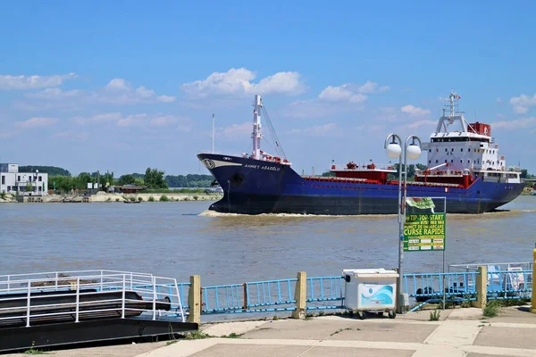 Tulcea ルーマニア 2018 黒海からルーマニアのトゥルキアの工業港に向かう大きな貨物船 ルーマニアのドナウデルタのTulcea川港 — ストック写真