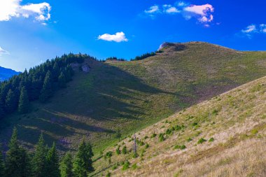 Romanya 'daki Kızıl Dağ' da bulunan muhteşem dağ manzarası, doğa ve güzelliği. Dağlarda gün doğumu. Turist gezileri. Çok rahatladım.