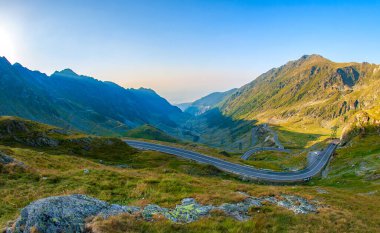 Fagaras dağının resimleri. Karpatlar. Romanya. Transfagarasan Yolu ile güzel bir manzara. Ünlü bir gökyüzü ve ışık efekti.