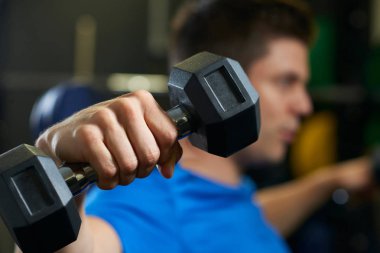 Ağırlıklar ile spor egzersiz adam