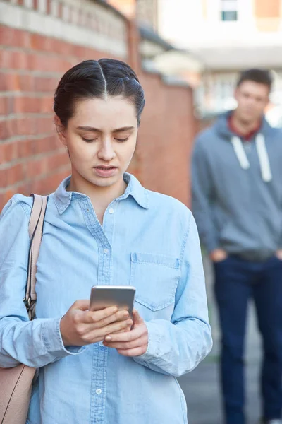 Ung Kvinna Textning För Hjälp Mobiltelefon Medan Förföljd City Street — Stockfoto