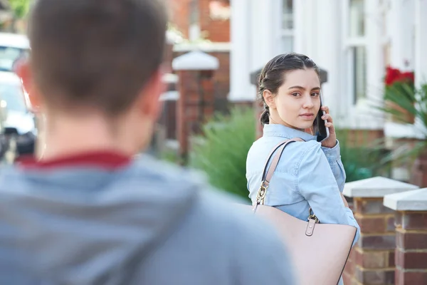 Ung Kvinna Kallar Hjälp Mobiltelefon Medan Förföljd City Street Man — Stockfoto