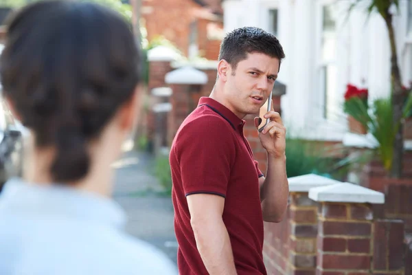 Hombre Pidiendo Ayuda Teléfono Móvil Mientras Está Siendo Acosado Calle —  Fotos de Stock