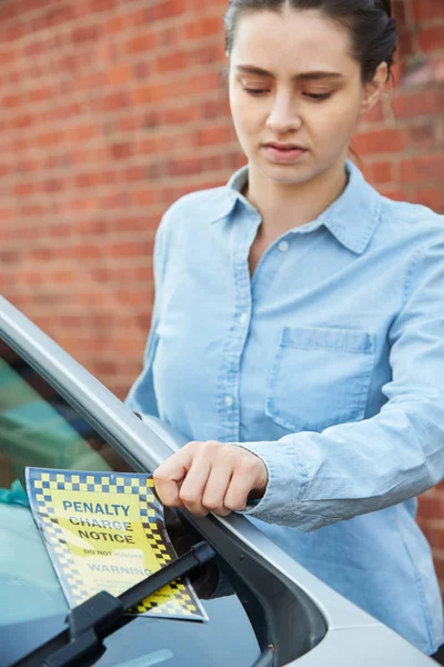 Frustrerad Manlig Bilist Tittar Parkering Biljett — Stockfoto