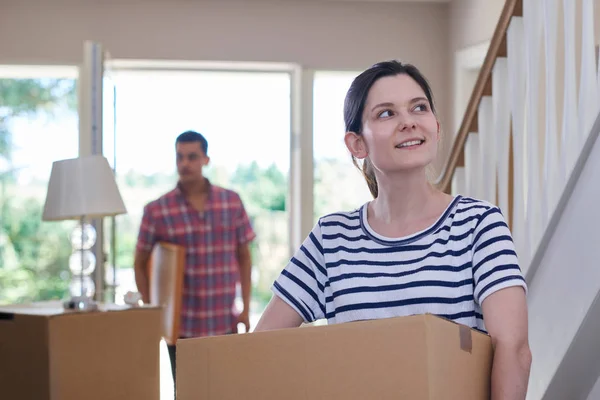 Casal Transportando Caixas Para Nova Casa Dia Mudança — Fotografia de Stock