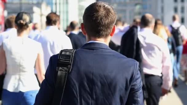 スローモーションでの仕事に歩くビジネスマンの背面図 — ストック動画