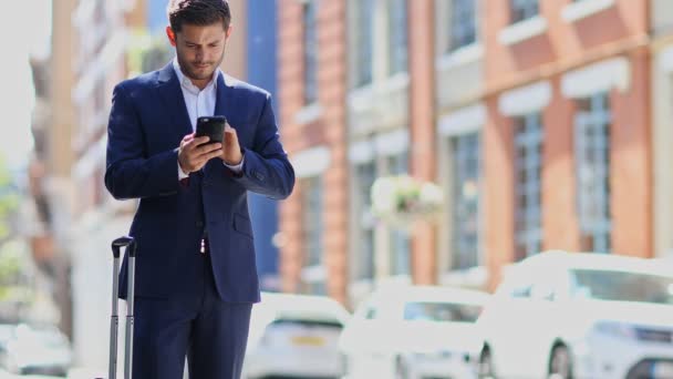 Бизнесмен Использует Мобильное Приложение Заказа Такси — стоковое видео