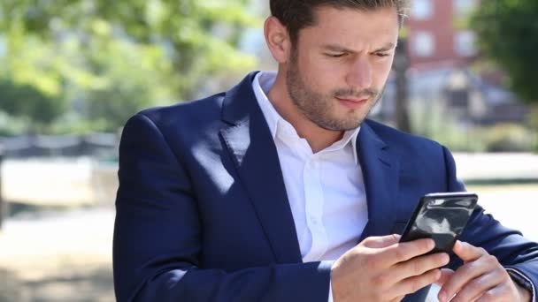 Zakenman Overseinen Van Tekst Mobiele Telefoon Stadspark Slow Motion — Stockvideo