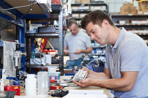 Ingenieur Der Fabrik Messkomponente Arbeitstisch Mit Mikrometer — Stockfoto