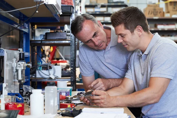 Ingénieur Aidant Apprenti Masculin Dans Usine Pour Mesurer Composant Aide — Photo