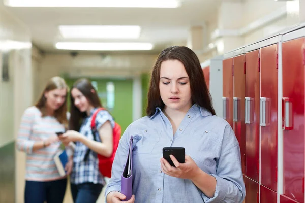 Estudante Ensino Médio Feminino Intimidado Por Mensagem Texto Corredor — Fotografia de Stock