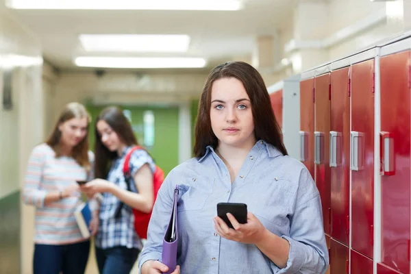 Retrato Estudante Ensino Médio Feminino Intimidado Por Mensagem Texto Corredor — Fotografia de Stock