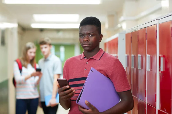 Porträtt Manlig Gymnasiestudent Mobbad Textmeddelande Korridor — Stockfoto