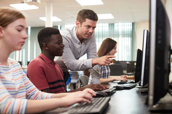 Lärare Att Hjälpa Hane High School Student Arbetar Dator Klass — Stockfoto