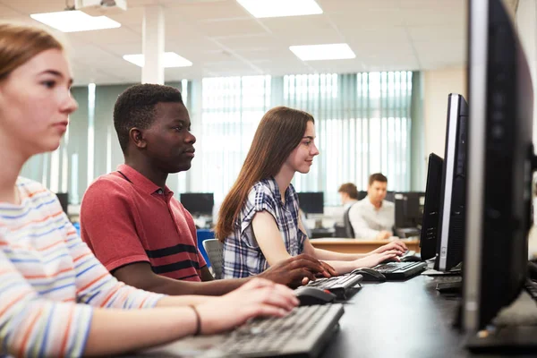 Gruppe Von Oberstufenschülern Arbeitet Computerunterricht Zusammen — Stockfoto