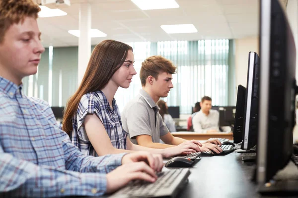 Grupo Estudantes Ensino Médio Que Trabalham Juntos Aula Informática — Fotografia de Stock