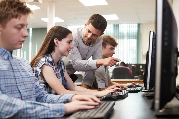 Lärare Att Hjälpa Kvinnliga High School Student Arbetar Dator Klass — Stockfoto