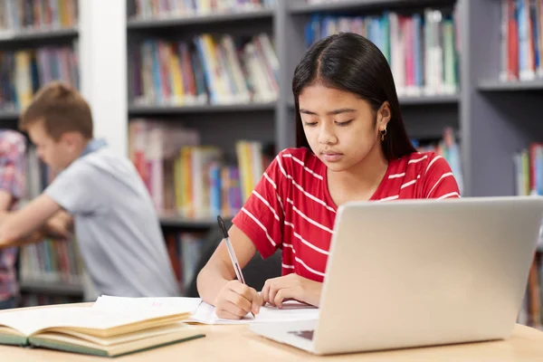 Étudiante Secondaire Travaillant Ordinateur Portable Dans Bibliothèque — Photo