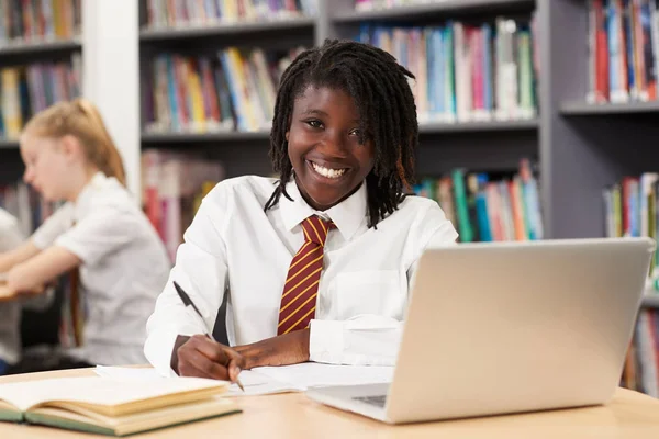 Retrato Estudante Ensino Médio Feminino Vestindo Uniforme Trabalhando Laptop Biblioteca — Fotografia de Stock