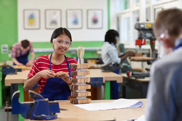 Portret Van Vrouwelijke Middelbare School Student Lamp Houtbewerking Les Maken — Stockfoto