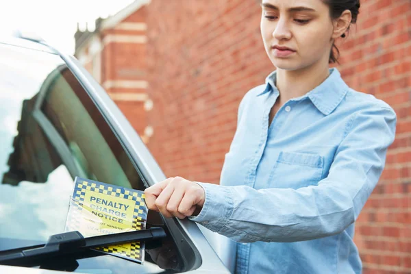 Frustrado Masculino Motorista Olhando Para Bilhete Estacionamento — Fotografia de Stock