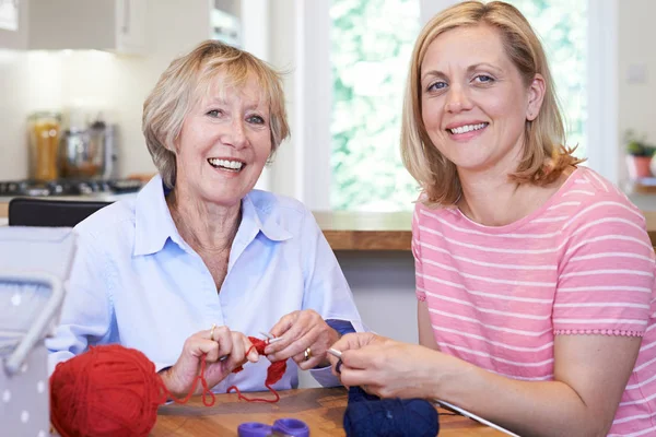 Retrato Mayores Maduras Amigas Tejiendo Casa Juntas — Foto de Stock