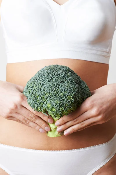 Närbild Kvinna Underkläder Håller Massa Broccoli Och Trycka Magen — Stockfoto