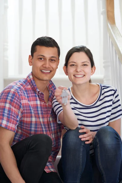 Portrait Young Couple Sitting Stairs Holding Keys New Home — Stock Photo, Image