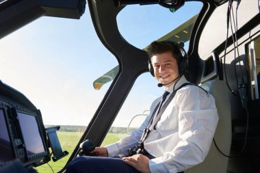 Kokpit uçuş önce erkek helikopter pilotu portresi