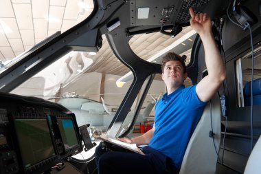 Helikopter Pilot kabinine çalışma pano ile erkek Aero mühendisi
