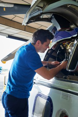 Helikopter hangarda üzerinde çalışan erkek Aero mühendisi